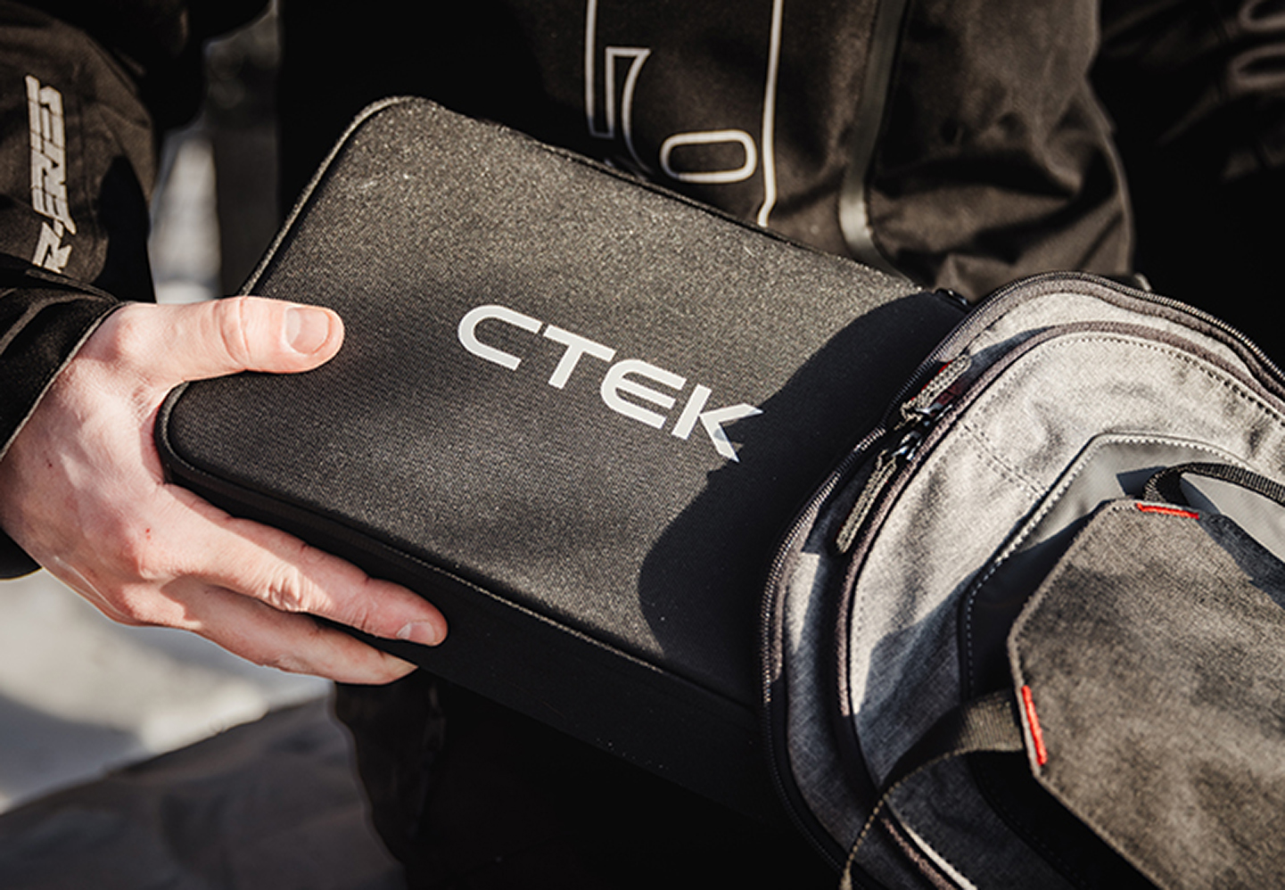 CTEK CS FREE Caricabatterie portatile multifunzionale 4 in 1 da 12 V con tecnologia Adaptive Boost, Codice: 40-462 - ctek.com