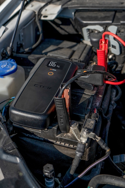 RB 3000 gnistsikre klemmer som kobles til 12 V blybatteri