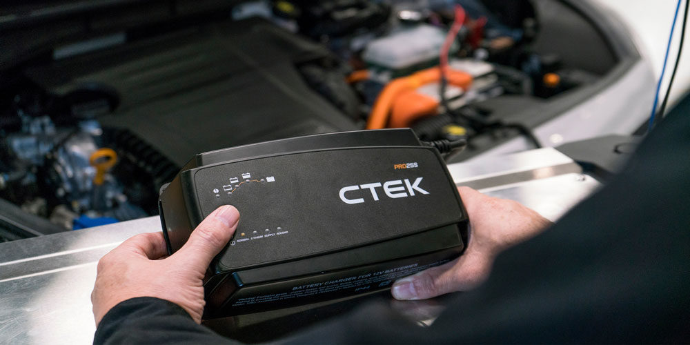 Ctek Pro 25 CIC: Kompaktes Ladegerät für verschiedene 12-Volt