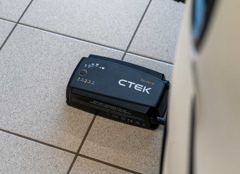 NXT 15 lader forskjellige typer 12 V-batterier i utstillingslokalet