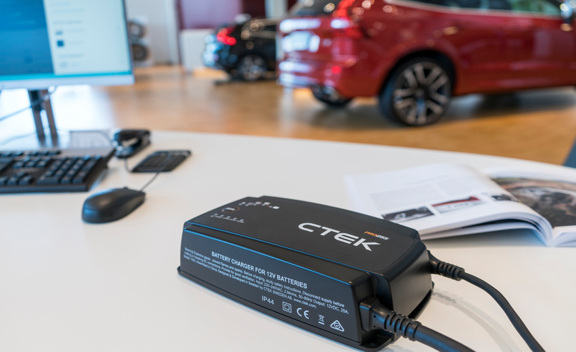 CTEK PRO25S, 25A, Batterieladegerät 12V Und Stromversorgung,  Batteriepfleger, Ladegerät LiFePO4, Lithium Ionen Ladegerät Auto Und LKW  Mit Rekonditionierungsmodus Und Entsulfatierungsprogramm : : Auto  & Motorrad